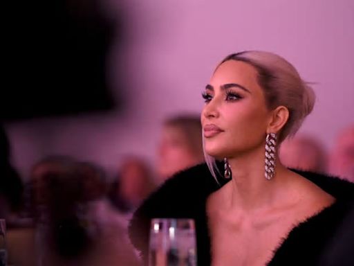 Kim Kardashian debutta con il taglio capelli più corto della sua vita