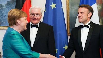Große Wiedersehensfreude: Angela Merkel trifft die Macrons