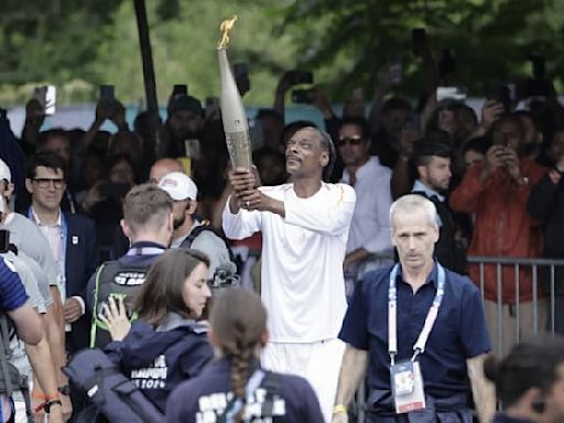 JO 2024: les images de Snoop Dogg porteur de la flamme à Saint-Denis