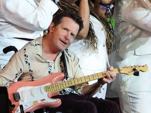 Coldplay invite Michael J. Fox sur scène pour son final au Festival de Glastonbury