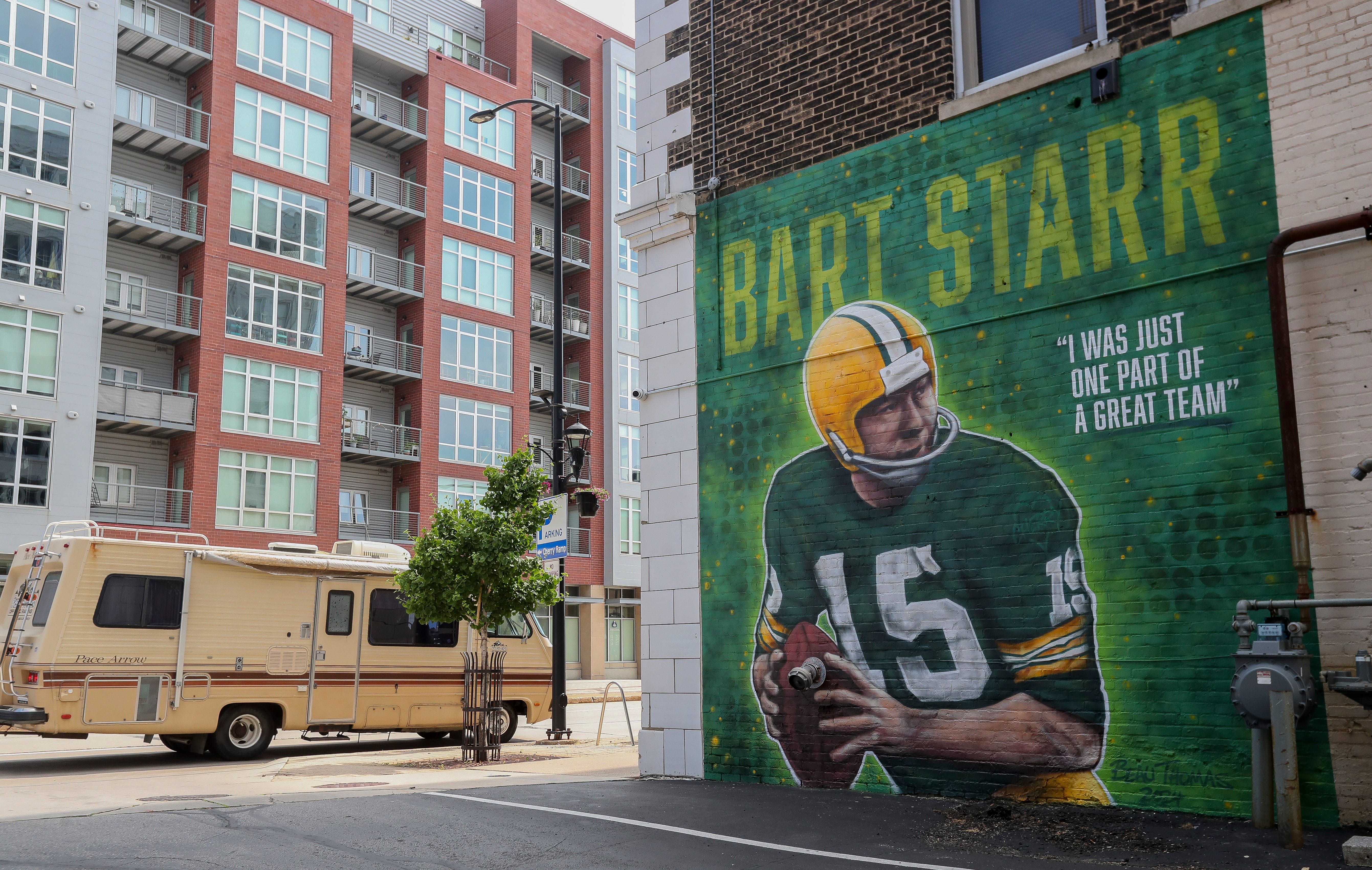 New mural of Green Bay Packers legend Bart Starr finished on east side of the downtown