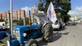 Con un tractor, Daniel Ceballos dio inicio a su campaña electoral en Caracas