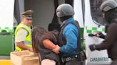 VÍDEO: Una mujer le quita la pistola a un vigilante de seguridad y abre fuego en un mercado de Chile