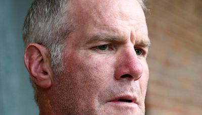 Favre challenges a judge’s order that blocked his lead attorney in Mississippi welfare lawsuit