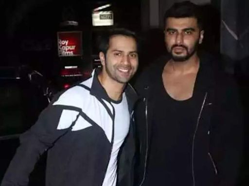 ‘No Entry 2’ co-stars Varun Dhawan and Arjun Kapoor enjoy a game of cricket with friends | Hindi Movie News - Times of India