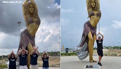 Torcedores do Botafogo se divertem em estátua de Shakira na Colômbia, antes de jogo pela Libertadores