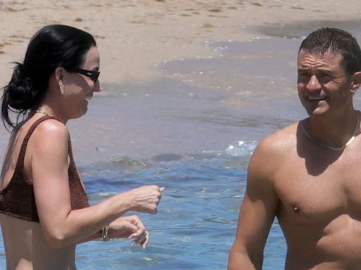Katy Perry, Orlando Bloom e a filha se divertem em praia de ilha italiana