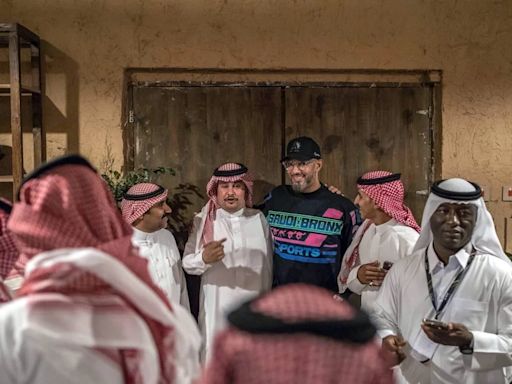 Así fue como Swizz Beatz llegó a la cima de las carreras de camellos en Arabia Saudita