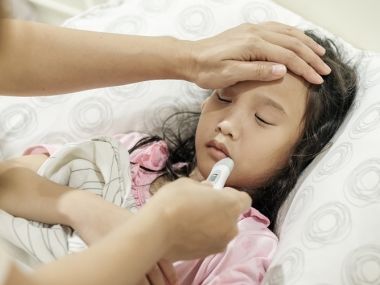 好多人發燒！醫揭「最有效退燒方法」 退熱貼1成分恐害2歲↓嬰幼兒呼吸中止