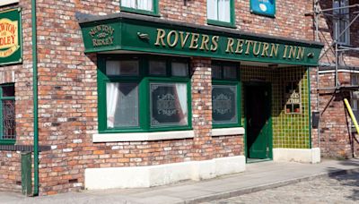 Coronation Street legend sparks concern among soap fans with alarming tweet