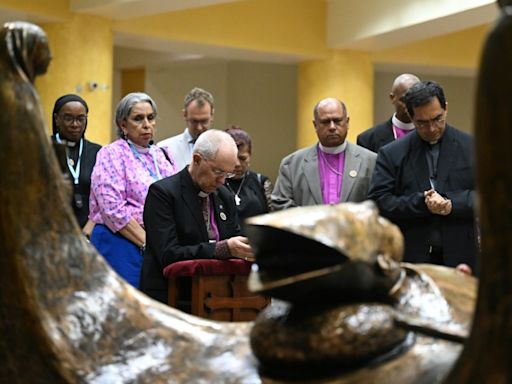 Líder de Iglesia anglicana va hasta tumba para honrar a arzobispo salvadoreño asesinado