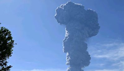 灰色雲柱直衝天際！印尼伊布火山噴發伴紫色閃光 7村莊民眾被迫撤離