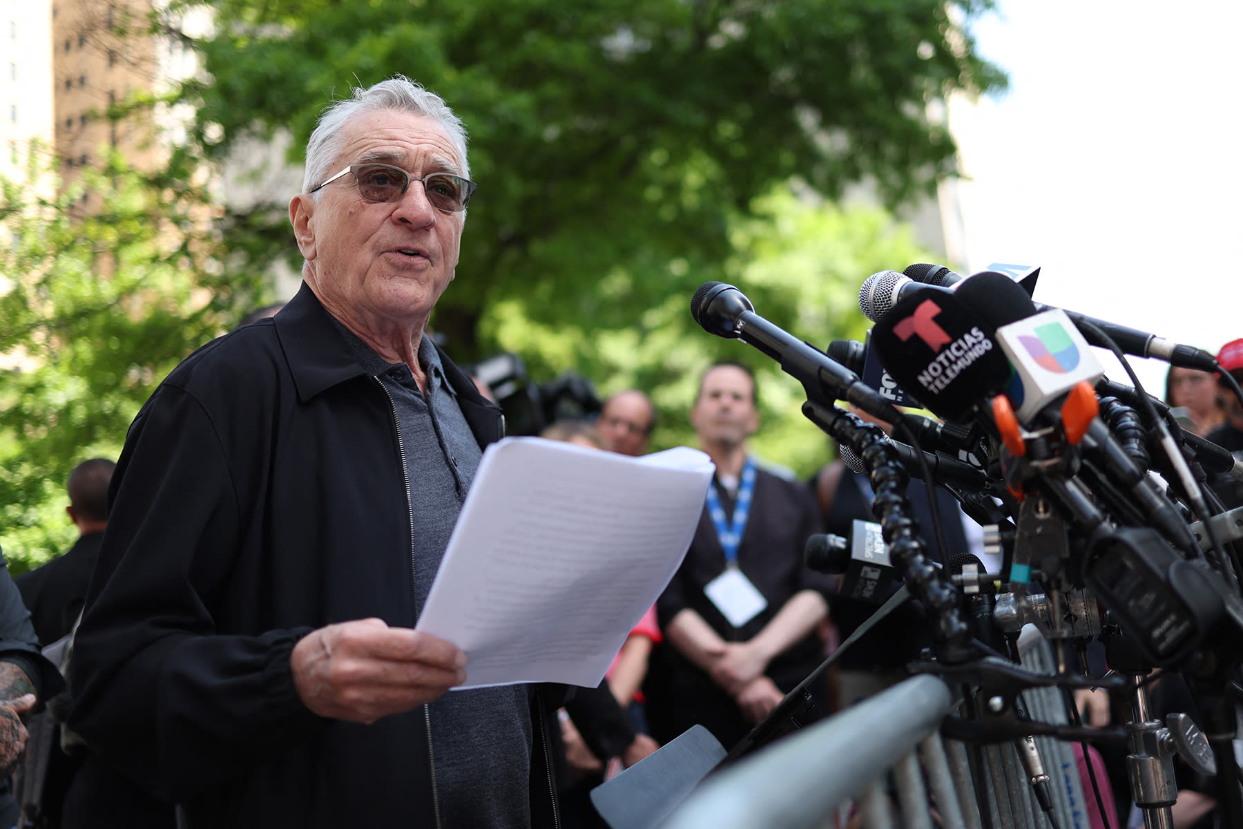 Robert De Niro Spars With Trump Supporters at Chaotic Press Conference Outside Trial