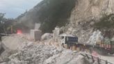 快訊／蘇花公路坍方阻斷…巨大岩石擋道！連夜搶修恢復「單線雙向通行」