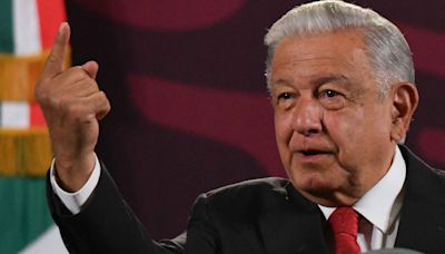 En el Día del Maestro, López Obrador anuncia aumento salarial del 10% anual a profesores