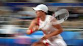 Swiatek beats Begu, and rain, to start gold quest