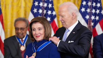 El presidente Biden entregó la Medalla de la Libertad a 19 personas - La Opinión