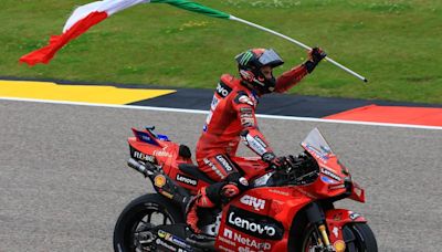 Bagnaia suma la cuarta victoria consecutiva, Márquez remonta y vencen Aldeguer y Alonso