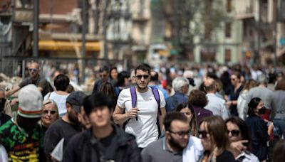 Salir de la pobreza, misión (casi) imposible en España: las probabilidades de tener un sueldo alto según origen