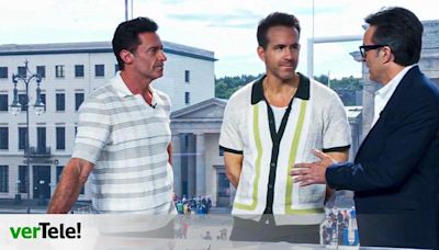 Hugh Jackman y Ryan Reynolds irrumpen por sorpresa en el plató de TVE por la Eurocopa: "Yo apoyo a España al 110%"
