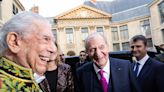 Vargas Llosa cenará con Macron, el rey emérito Juan Carlos y Javier Cercas
