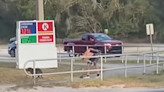 Testigos detienen a hombre que maltrataba a su perro fuera de una gasolinera en Florida, desatando una pelea