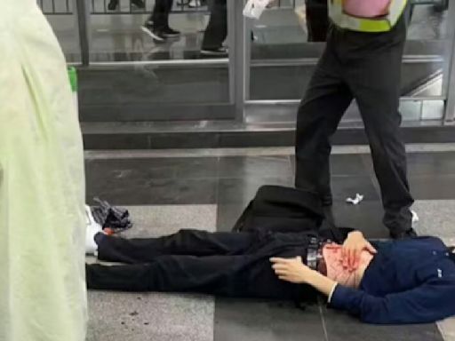 上海地鐵驚傳男子持刀砍人！乘客流血倒臥閘門口 驚悚畫面曝光