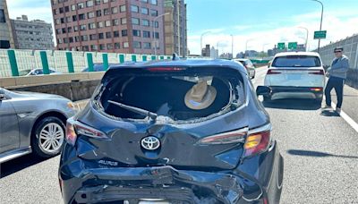 北市議員顏若芳車禍！高架上遭遊覽車追撞 後擋風玻璃全碎-台視新聞網