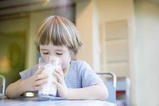Should You Give Your Kids Whole, 2%, or Lower-Fat Milk?