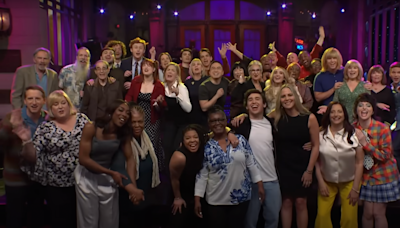 The SNL Cast Got Their Moms Cue Cards for Mother’s Day