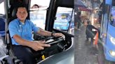 ¡Buen ejemplo!: A conductor de Socobuses no le importó el aguacero para ayudar a pasajera