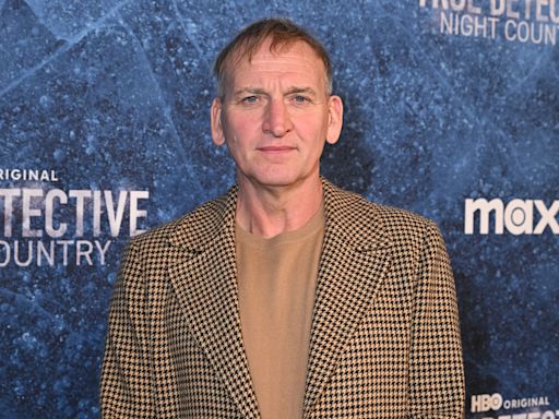 Christopher Eccleston asks fans to help 'unlock his legs' live from the London Marathon