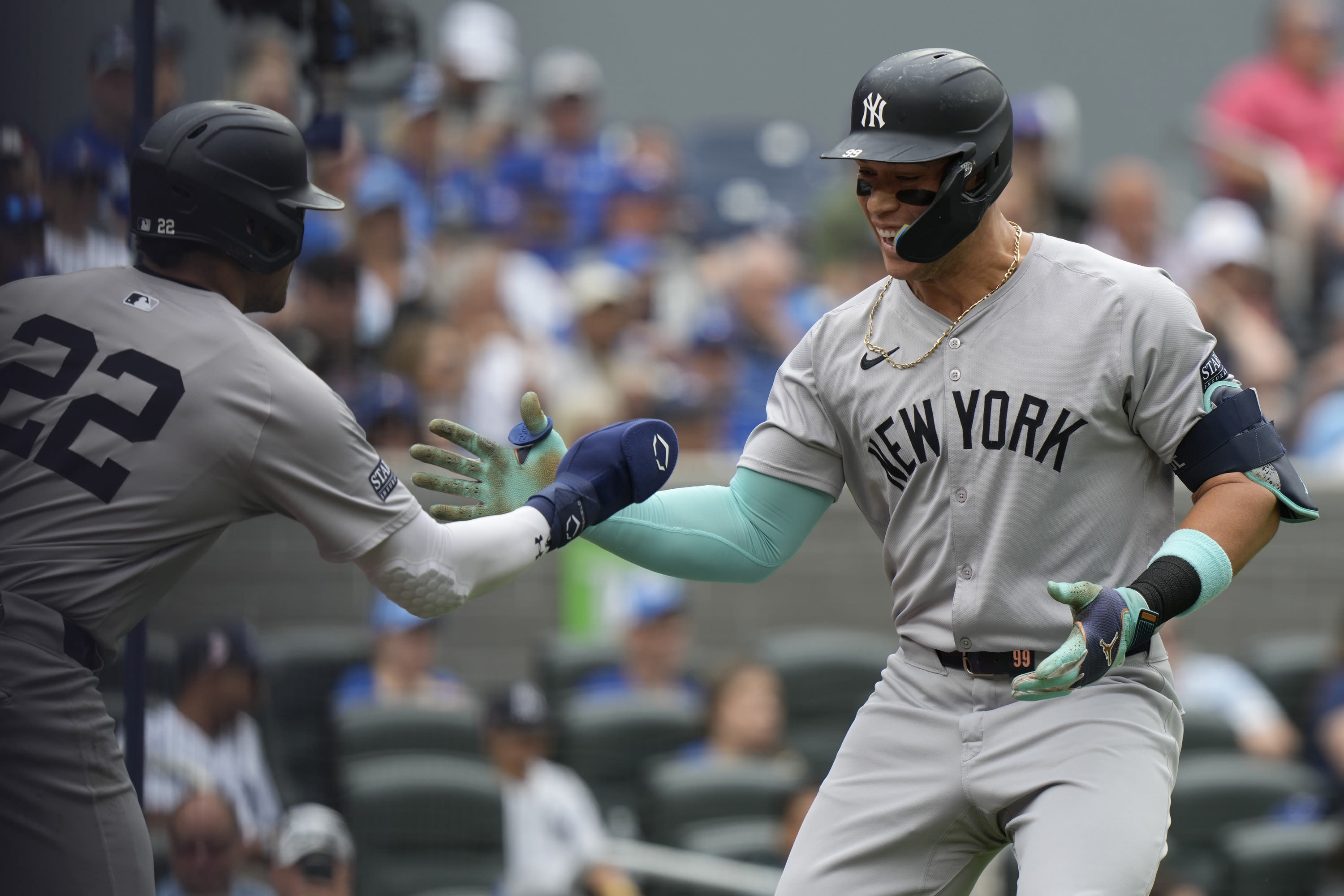 Yankees' Juan Soto a late add to lineup after sitting out Saturday because of bruised right hand