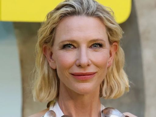 Cate Blanchett lució un curioso look elaborado con 102 cucharas de plata