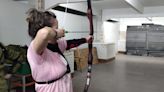 Un grupo de mujeres "de armas tomar" practican tiro con arco como terapia contra el cáncer de mama en Vitoria