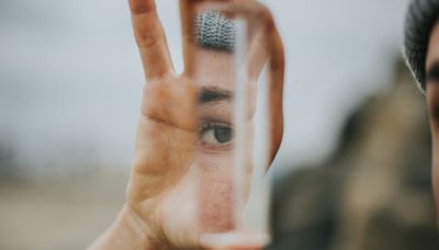 The Science Behind Right-Handedness And Left-Eyed Bias In Humans