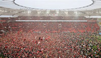 La celebración de la Bundesliga del Bayer Leverkusen: desde la brutal invasión de campo hasta cantar '¡Que viva España!'