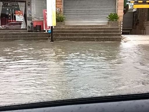 早餐店前淹成小河！「3地」發布淹水警戒 往竹南地下道封閉