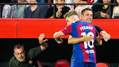 Xavi se despide con una victoria dedicada por Fermín