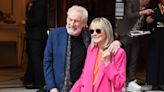Twiggy au bras de son mari à Londres, l’icône des 60’s éclatante en rose pop