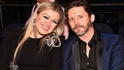 Kelly Clarkson Gets Emotional Sharing About Dysfunctional Past At Live Concert, Read Here