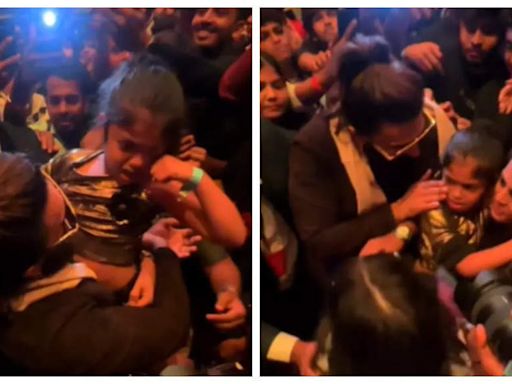 Ranveer Singh gets into Super-Dad mode, swoops in to protect child from crowd at 'Singham Again' trailer launch | - Times of India