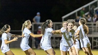 Monday soccer playoff roundup: Vestavia Hills girls upset Spain Park