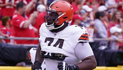 Browns' Dawand Jones Shows Off Basketball Skills, Appears Healthy