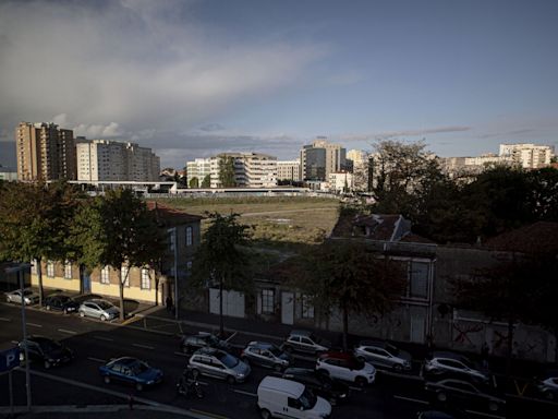 Depois de queixas da vizinhança, Câmara do Porto veda prédio na Avenida de França