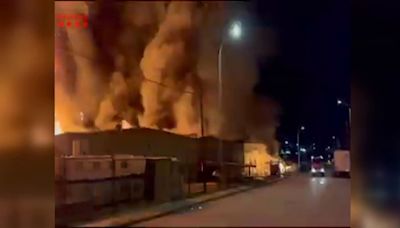 VÍDEO: Espectacular incendio en naves industriales en Polinyà que obliga a confinar a la población