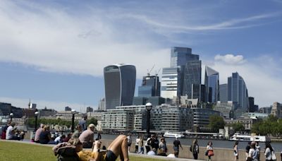 UK weather: Health warning issued as mini-heatwave expected with temperatures set to hit nearly 30C