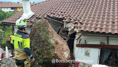 Una gran roca impacta contra una casa en Markina y destroza su fachada