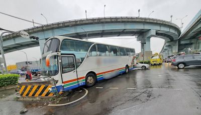 五股遊覽車猛撞水泥墩！車頭潰爛玻璃全碎 駕駛痛苦摀胸急送醫