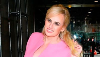 Rebel Wilson revela que já foi convidada por um membro da realeza britânica a uma festa com drogas e orgia